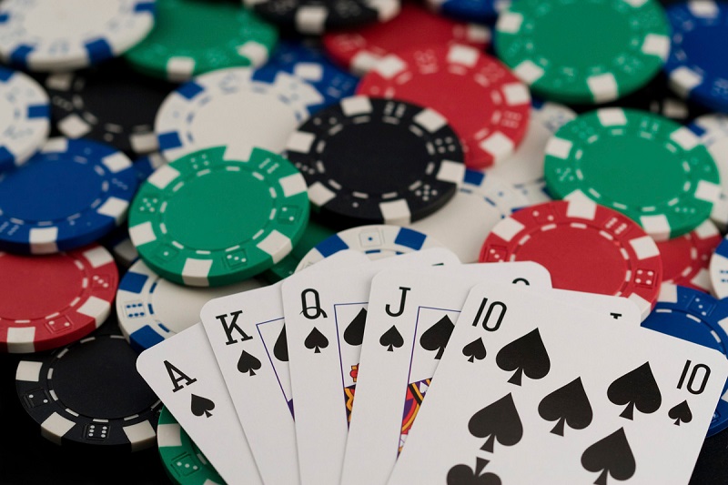 phân biệt Poker và Xì tố 